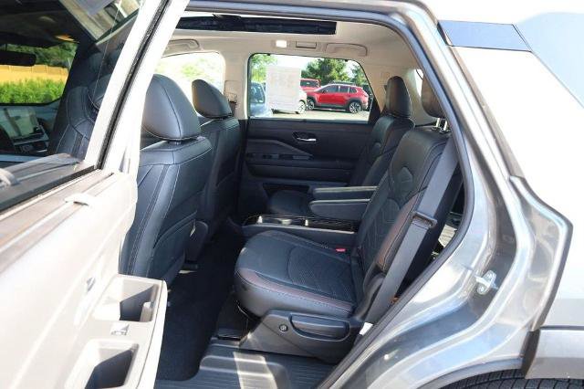 Certified 2025 Nissan Pathfinder Platinum FWD image 24