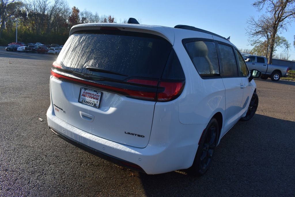 Used 2025 Chrysler Pacifica Limited FWD image 8