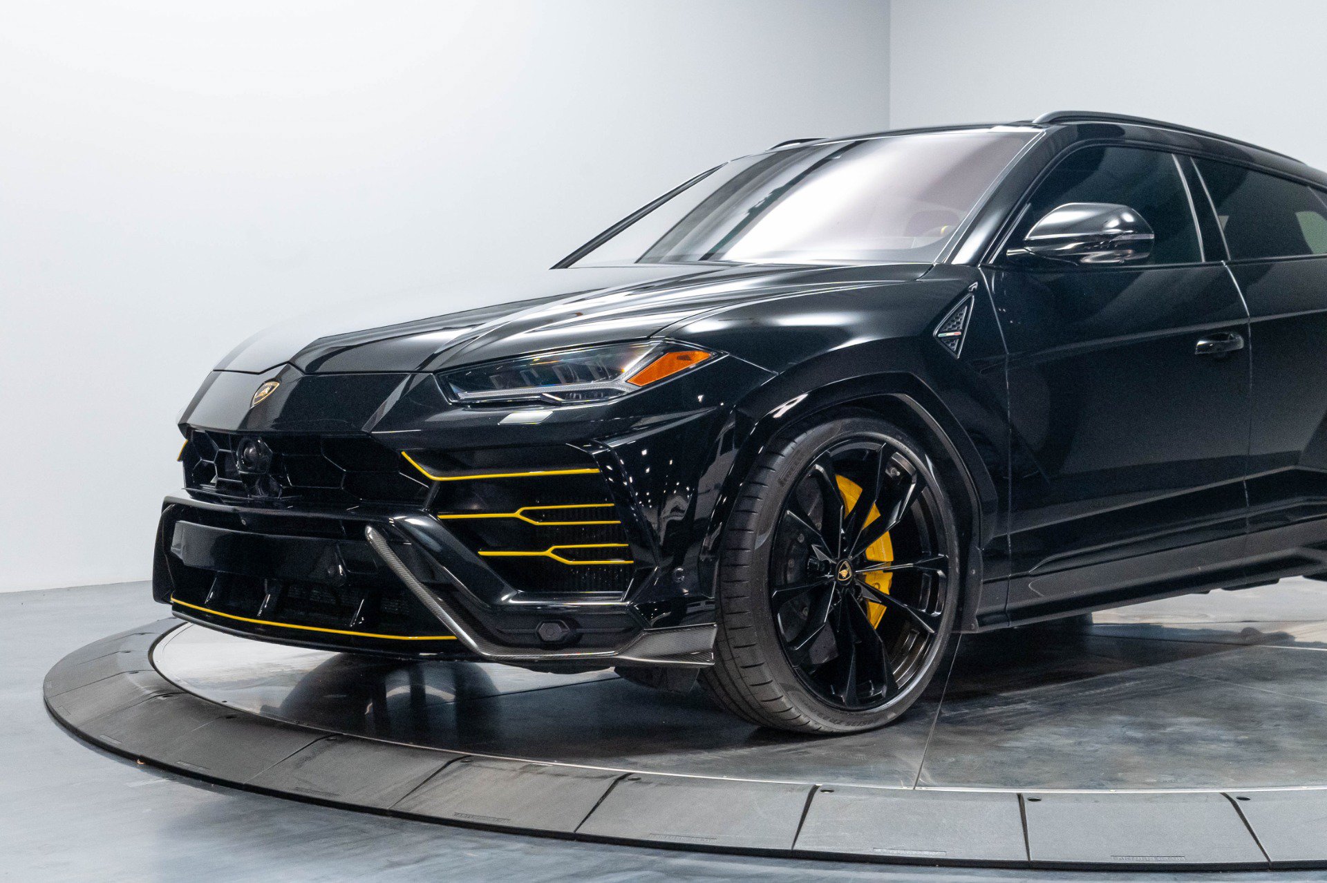 Used 2019 Lamborghini Urus AWD/4WD image 5