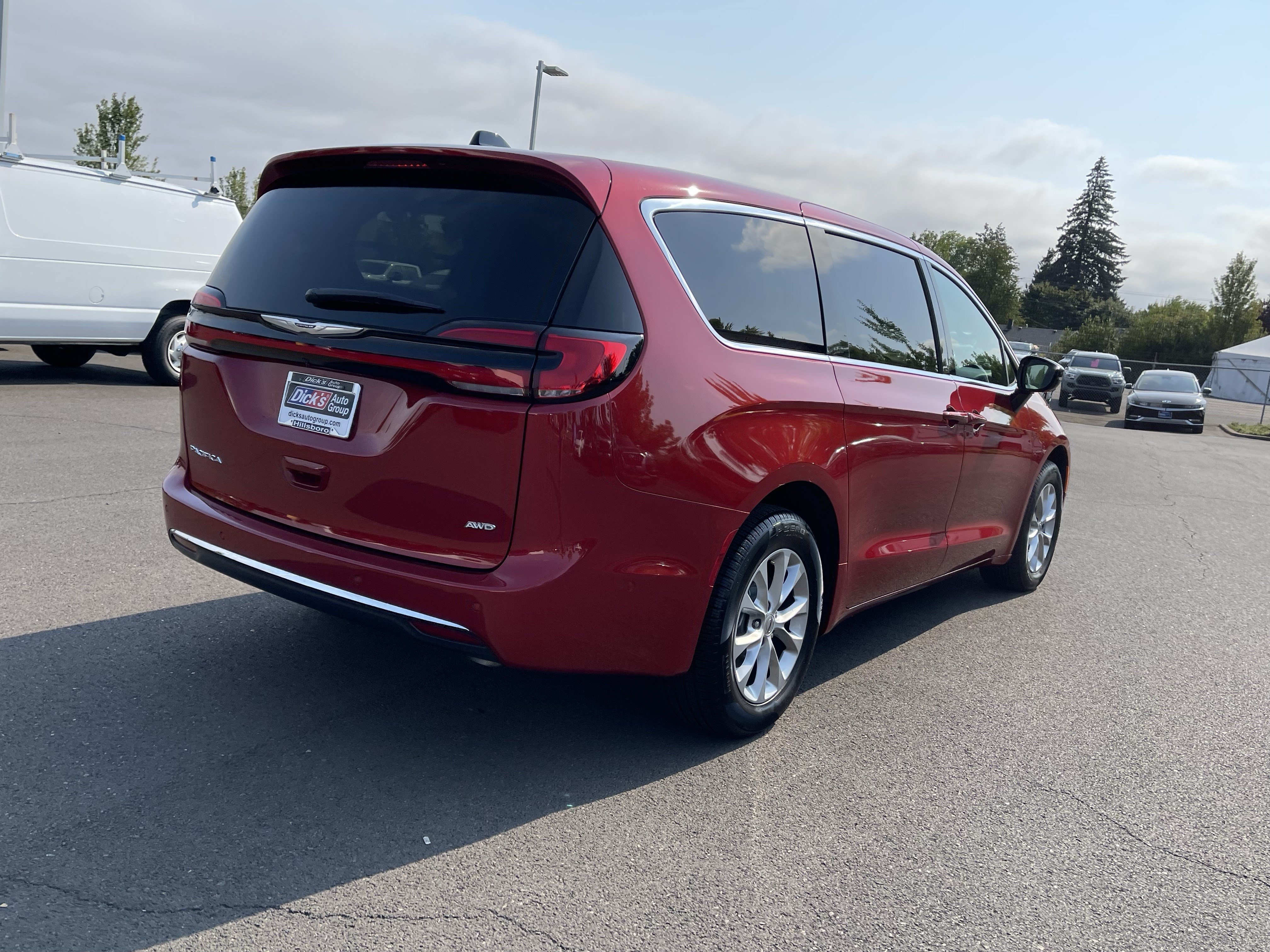 Used 2025 Chrysler Pacifica Select AWD/4WD image 5