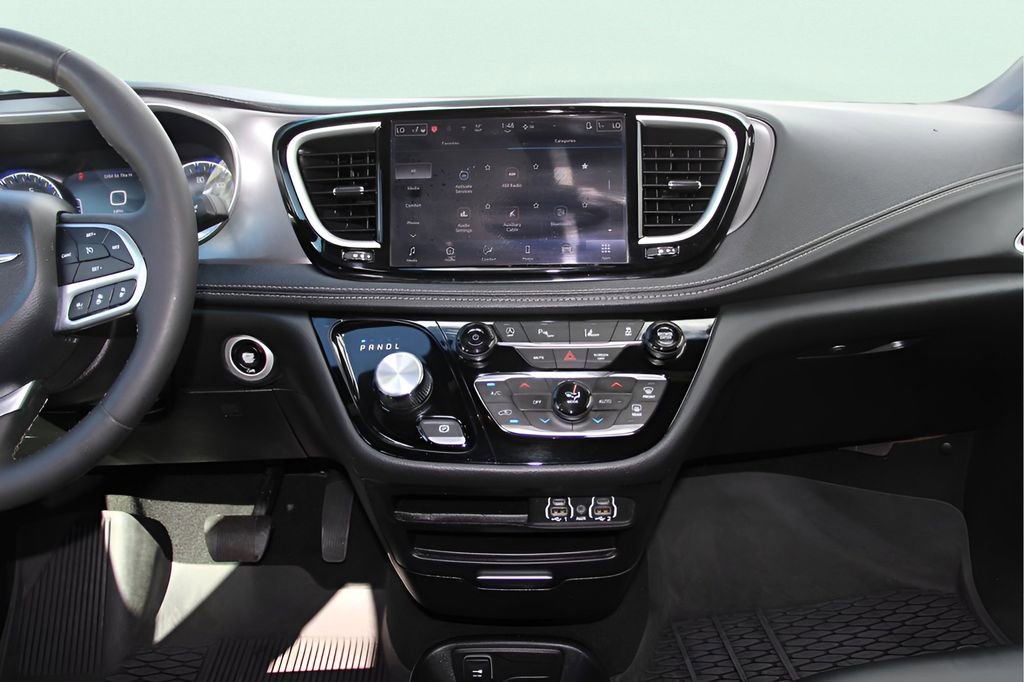 Used 2025 Chrysler Pacifica Select image 15