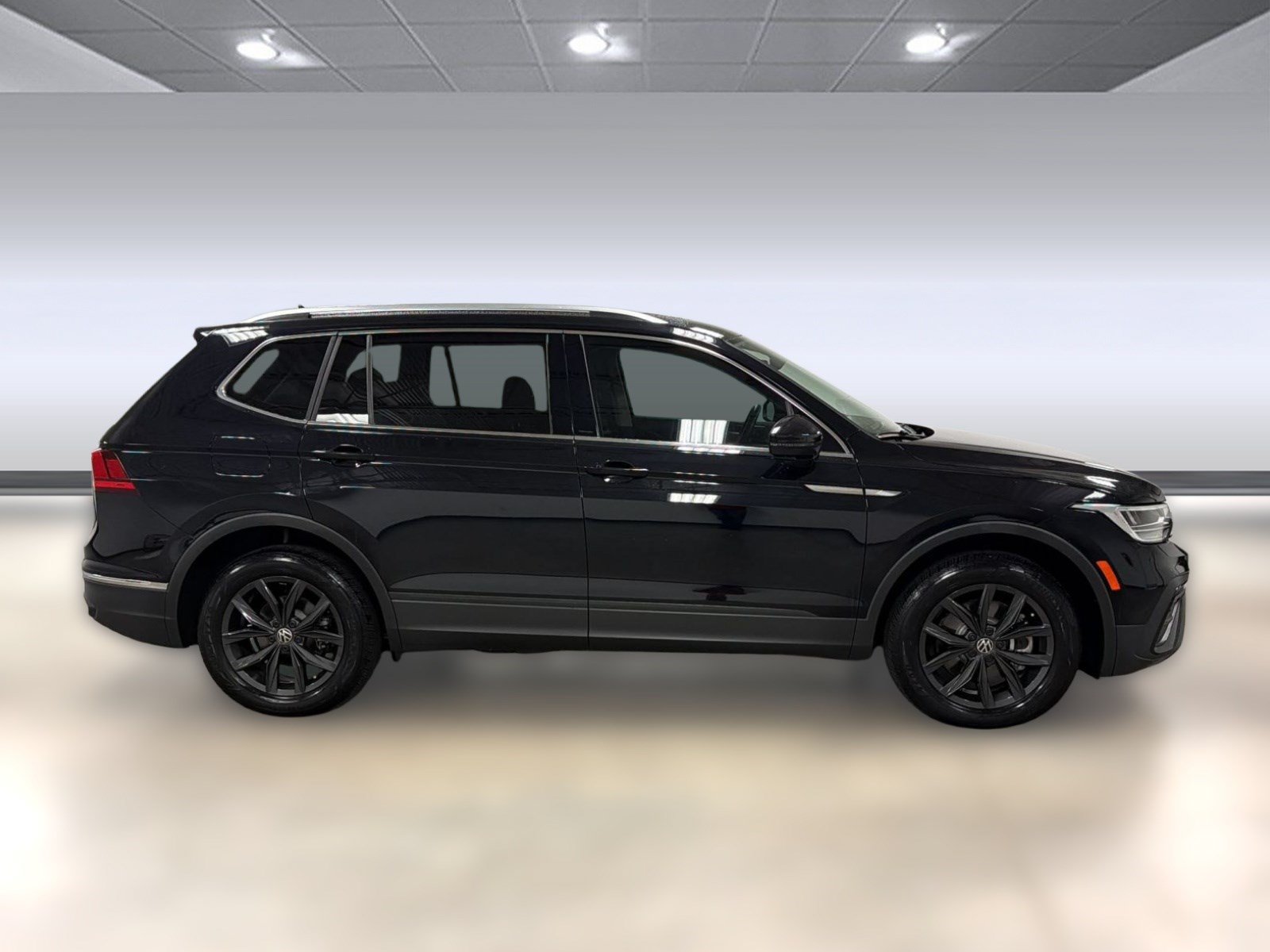 Used 2024 Volkswagen Tiguan SE FWD image 8