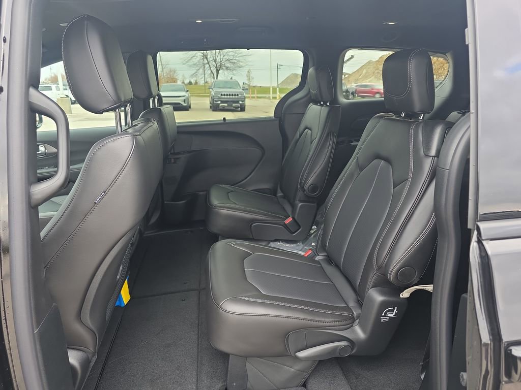 New 2026 Chrysler Pacifica Select image 9