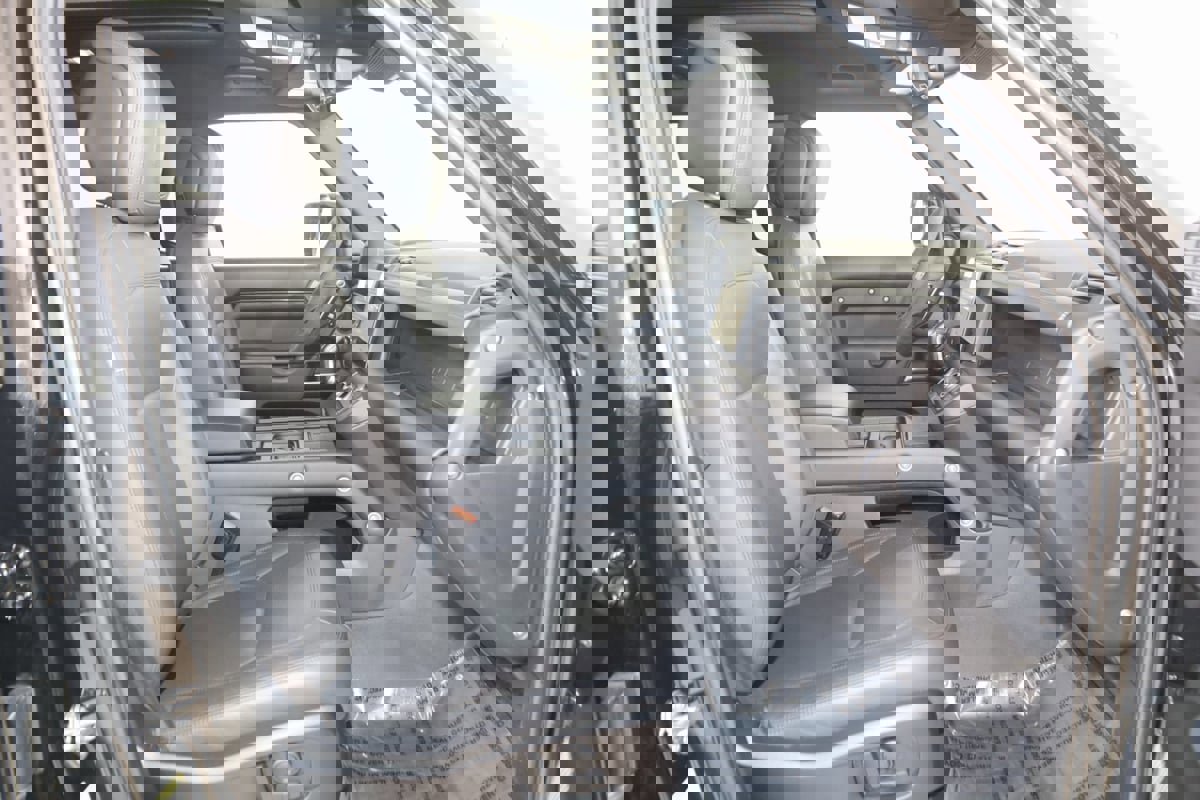 Used 2023 Land Rover Defender 110 V8 image 13