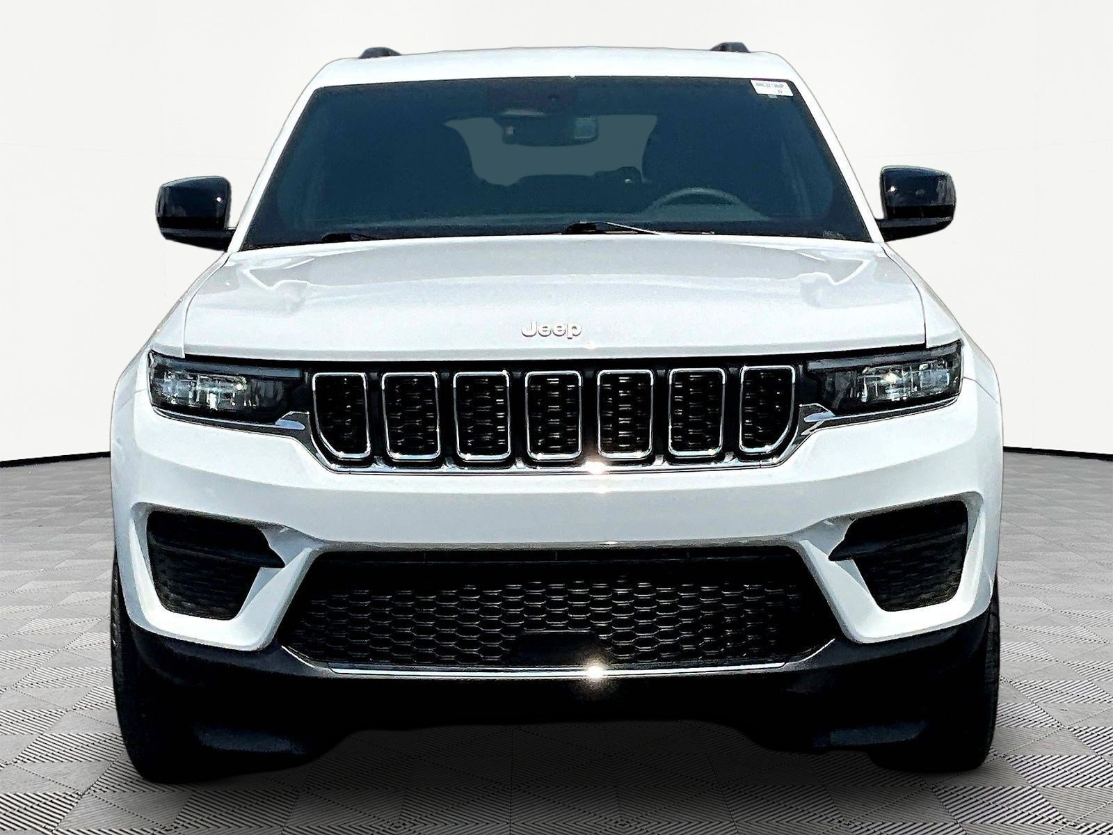 Used 2024 Jeep Grand Cherokee Laredo AWD/4WD image 2