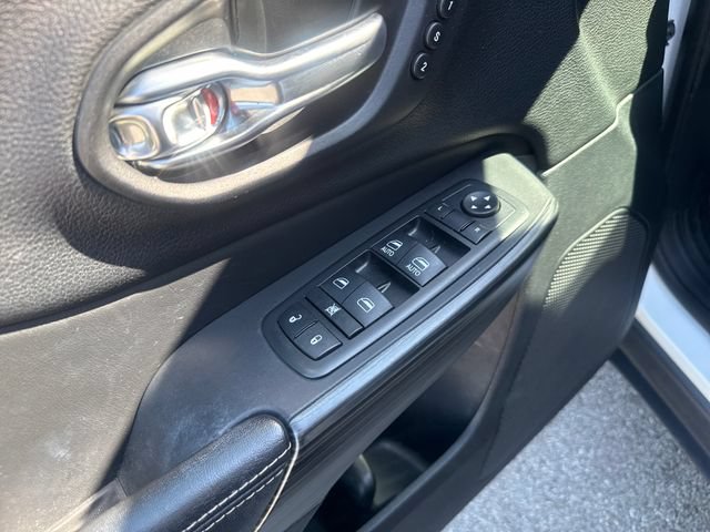 Used 2017 Jeep Cherokee Limited w/ Luxury Group FWD image 10
