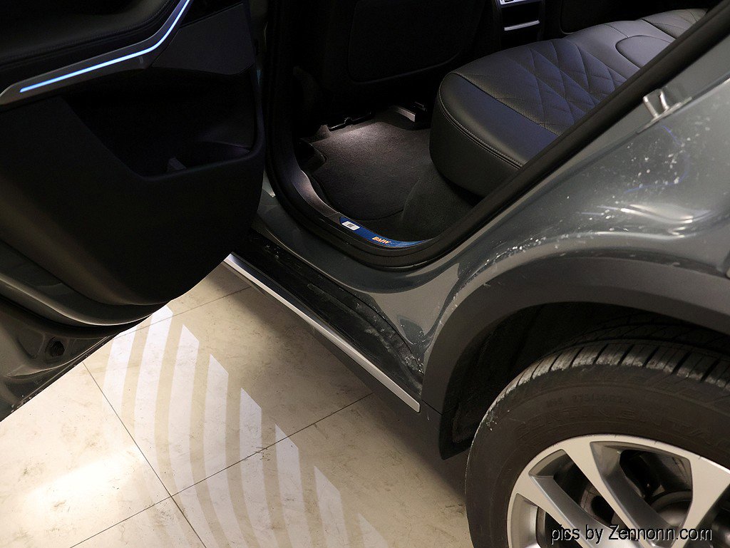 Used 2025 BMW X5 xDrive50e w/ Premium Package image 29