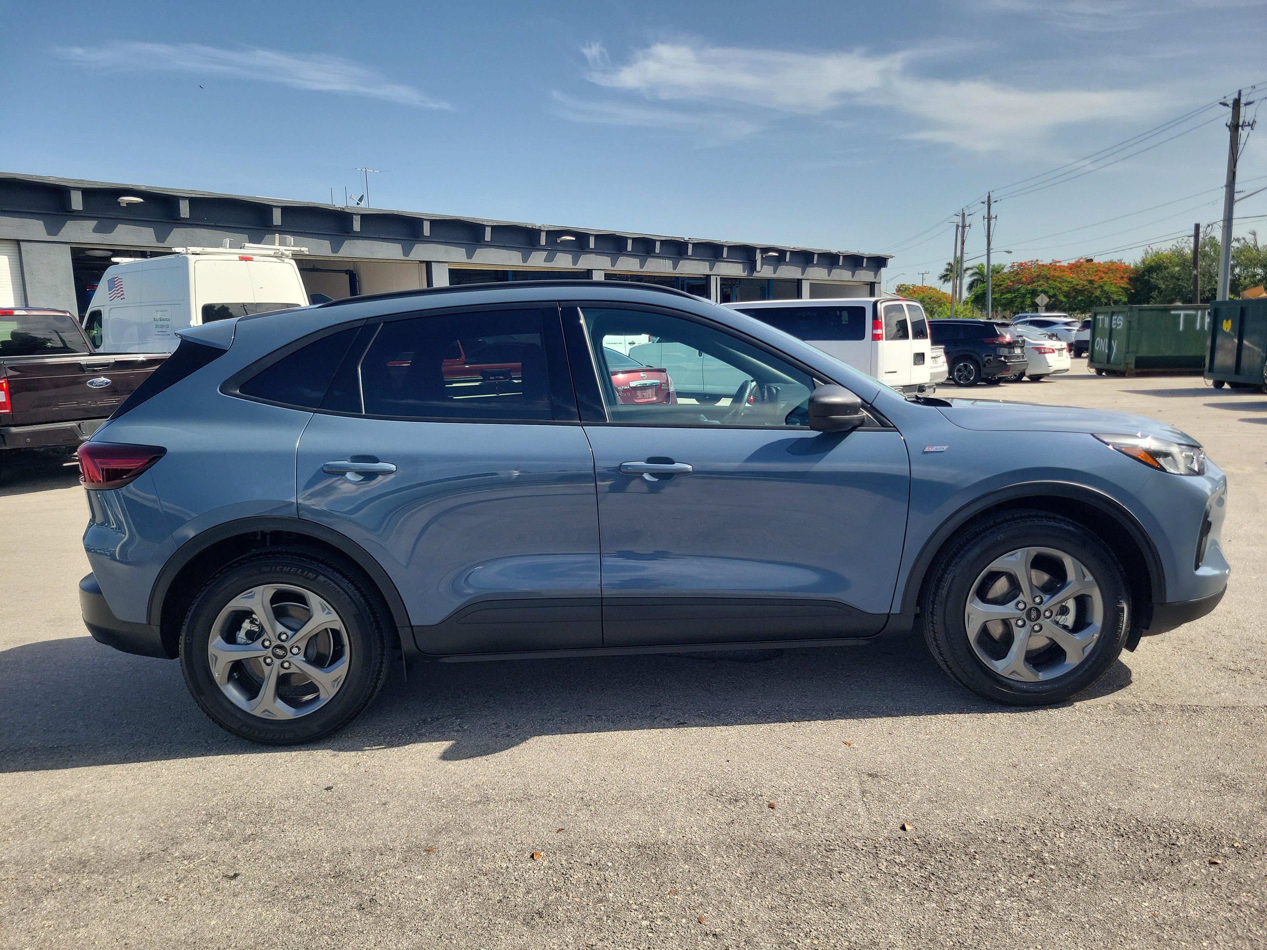 Used 2025 Ford Escape ST-Line w/ Tech Pack #1 FWD image 4