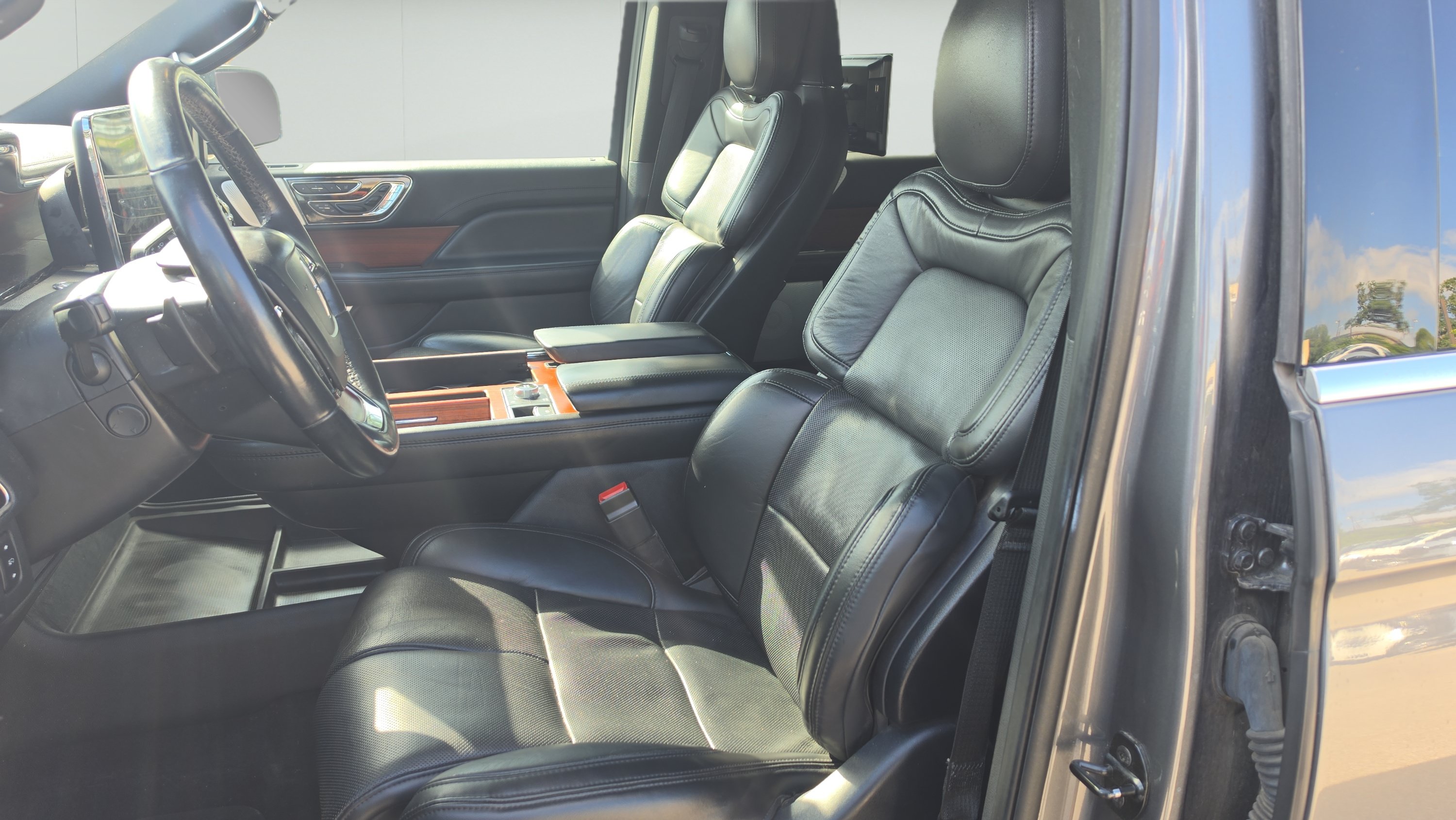 Used 2021 Lincoln Navigator Reserve w/ Luxury Package AWD/4WD image 9