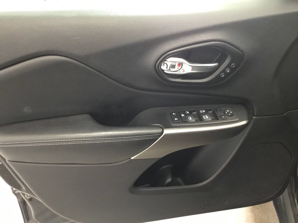 Used 2019 Jeep Cherokee Limited AWD/4WD image 8