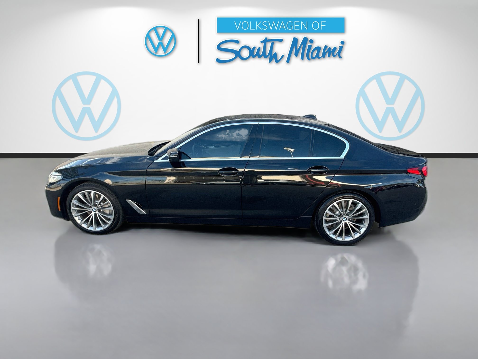 Used 2023 BMW 530i w/ Convenience Package RWD image 4