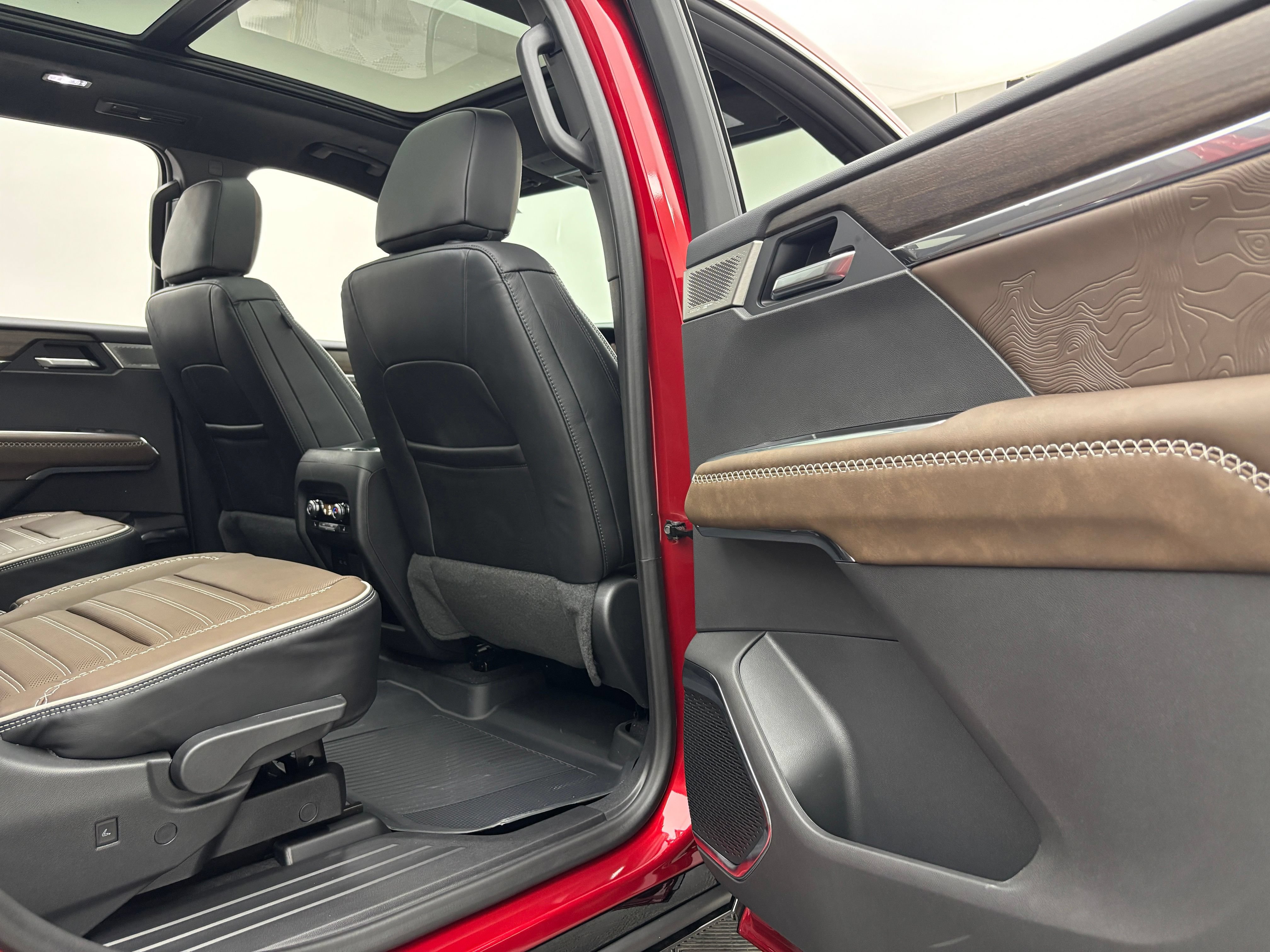 New 2026 GMC Acadia Denali Ultimate w/ LPO, Floor Liner Package AWD/4WD image 42