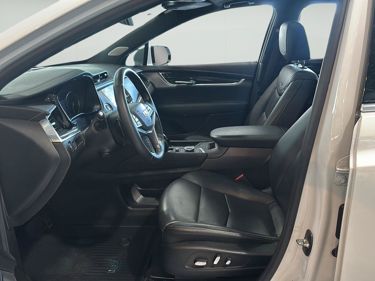 Certified 2022 Cadillac XT5 Premium Luxury w/ LPO, Floor Liner Package AWD/4WD image 14