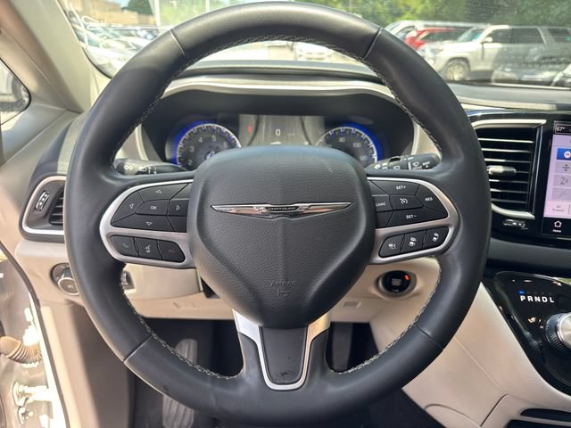 Used 2024 Chrysler Pacifica Touring-L FWD image 19