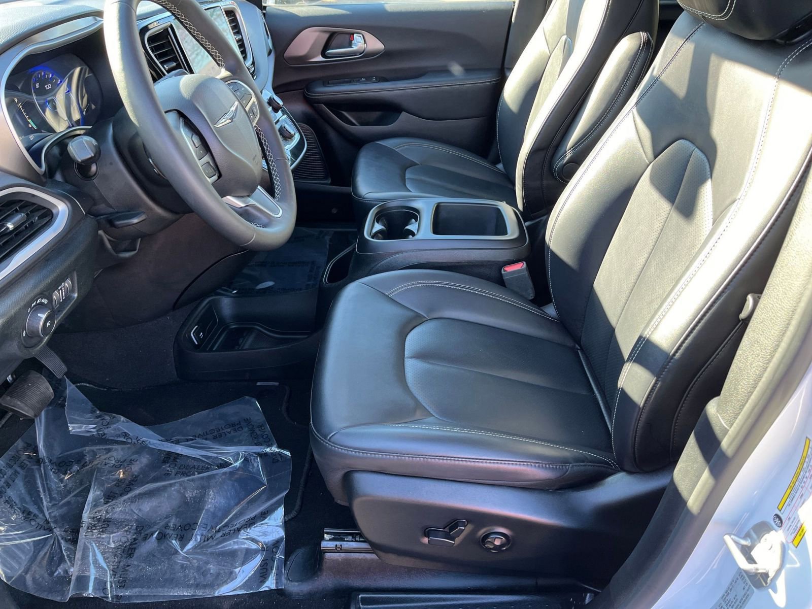 Used 2025 Chrysler Pacifica Select image 24