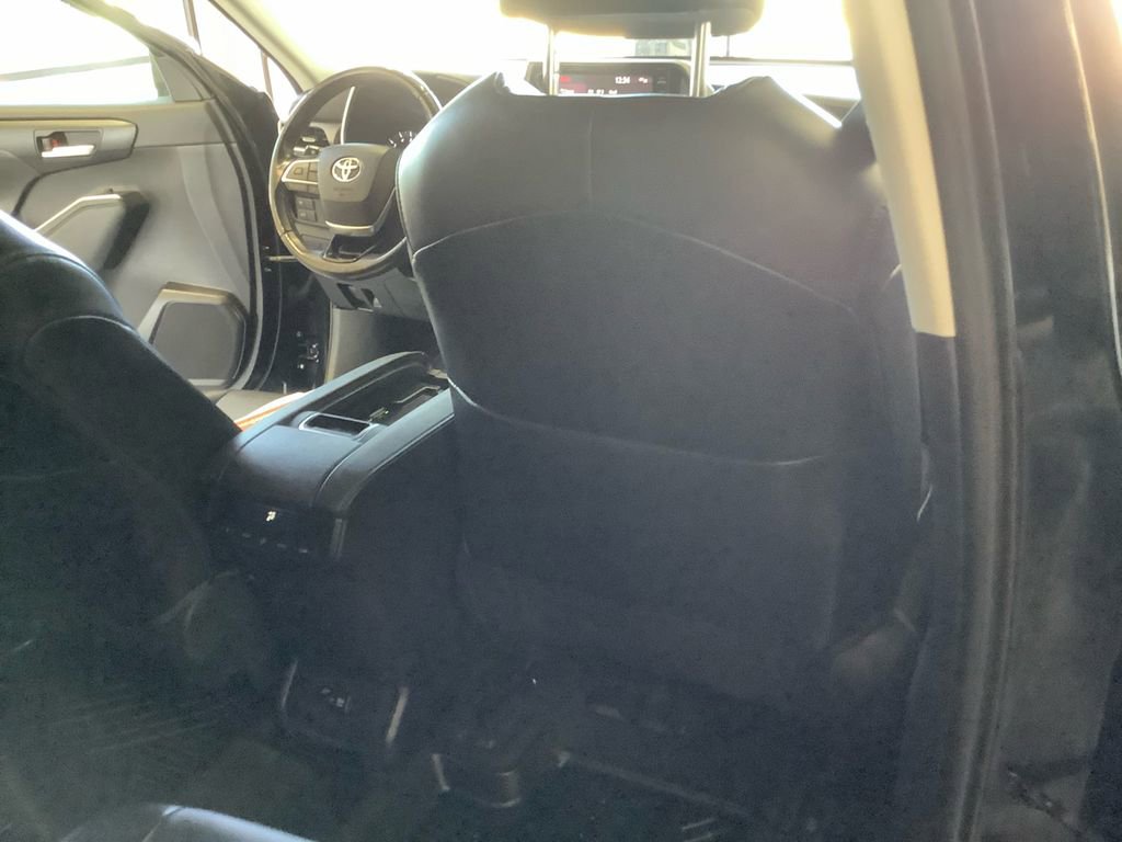 Used 2021 Toyota Highlander XLE image 17