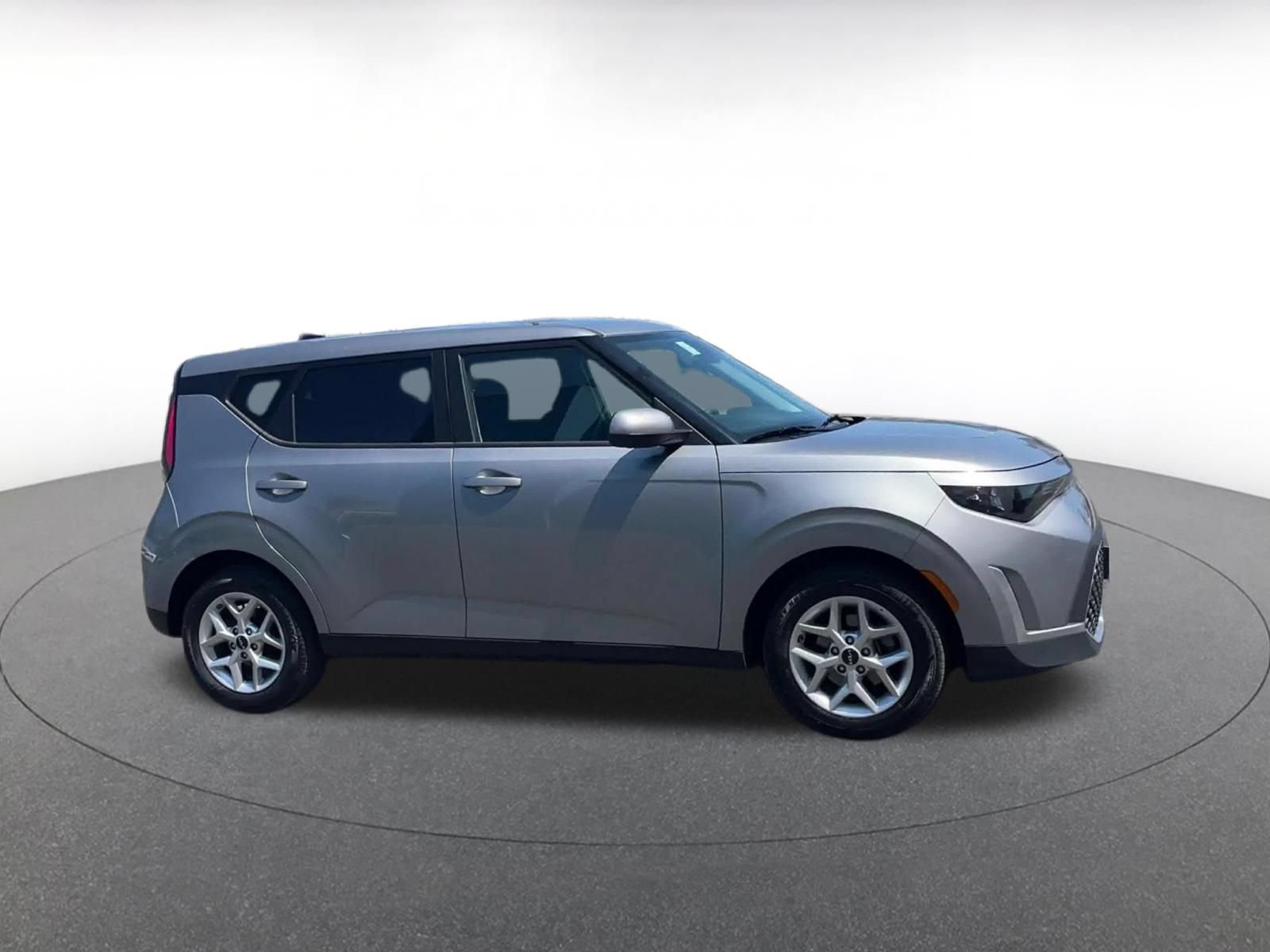 Used 2025 Kia Soul LX w/ LX Technology Package FWD image 2