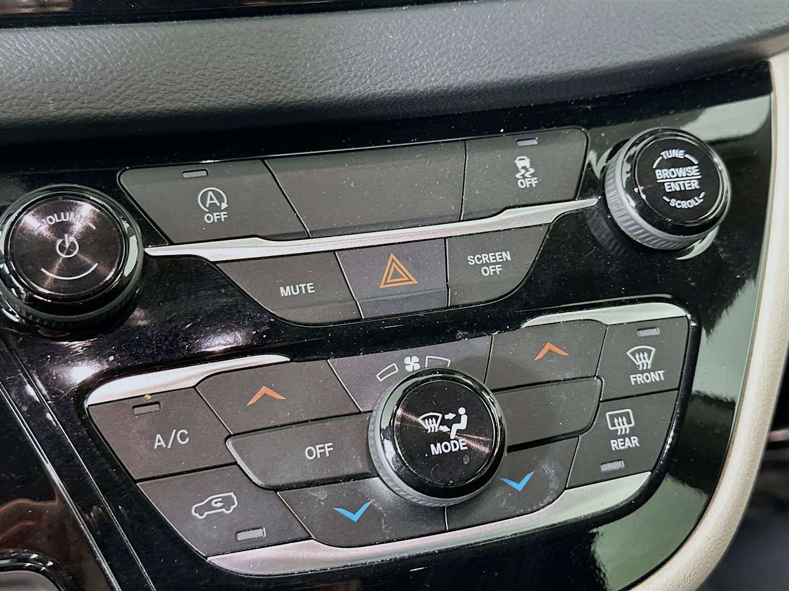 Used 2023 Chrysler Voyager LX image 16