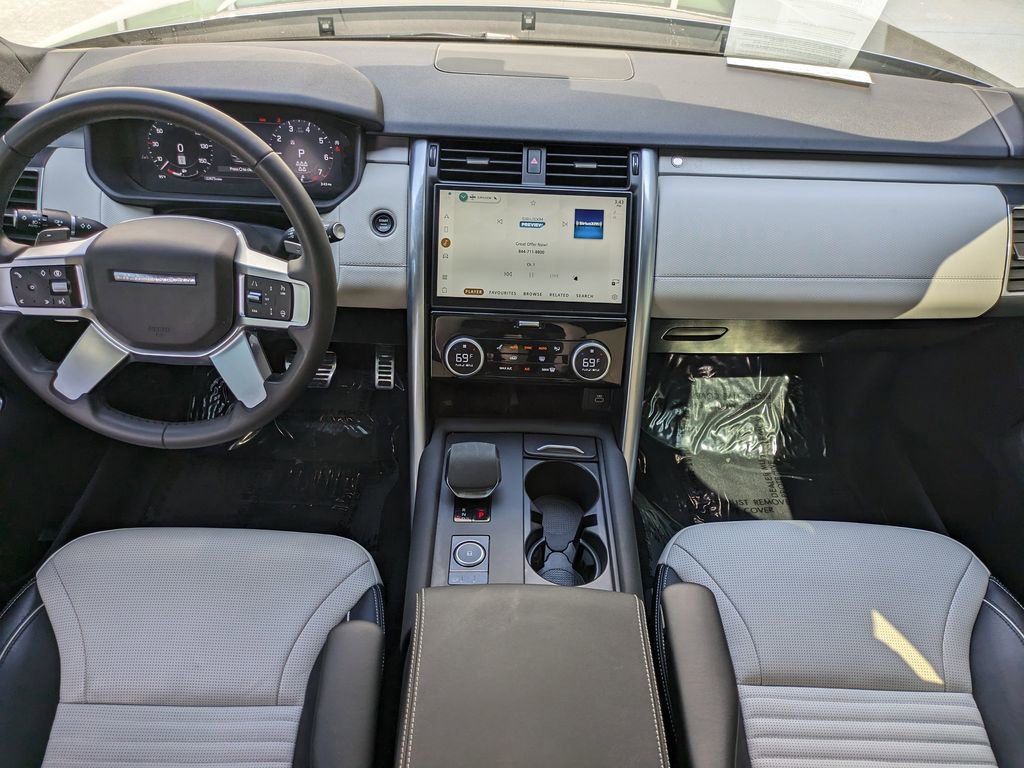 Used 2024 Land Rover Discovery Dynamic SE image 17