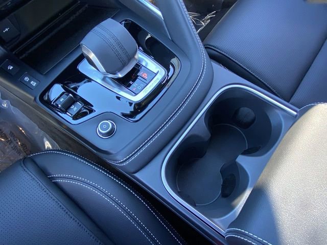 Used 2024 Jaguar E-PACE R-Dynamic SE image 9