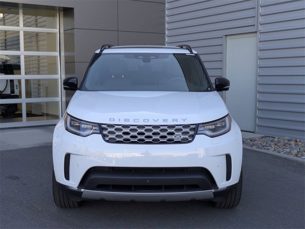 Used 2025 Land Rover Discovery S image 11