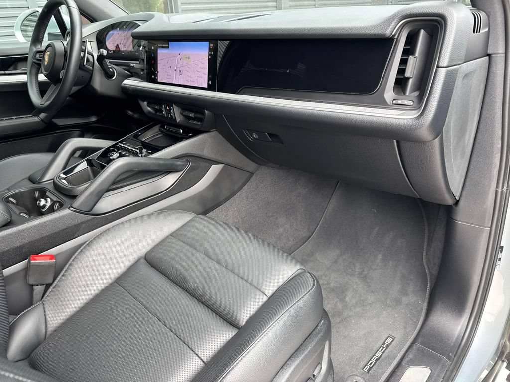 Certified 2025 Porsche Cayenne AWD/4WD image 18