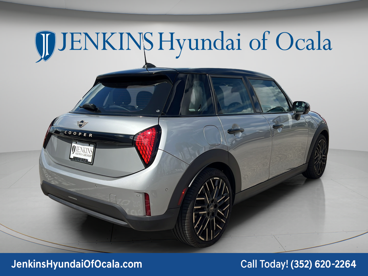 Used 2025 MINI Cooper 4-Door Hardtop FWD image 3