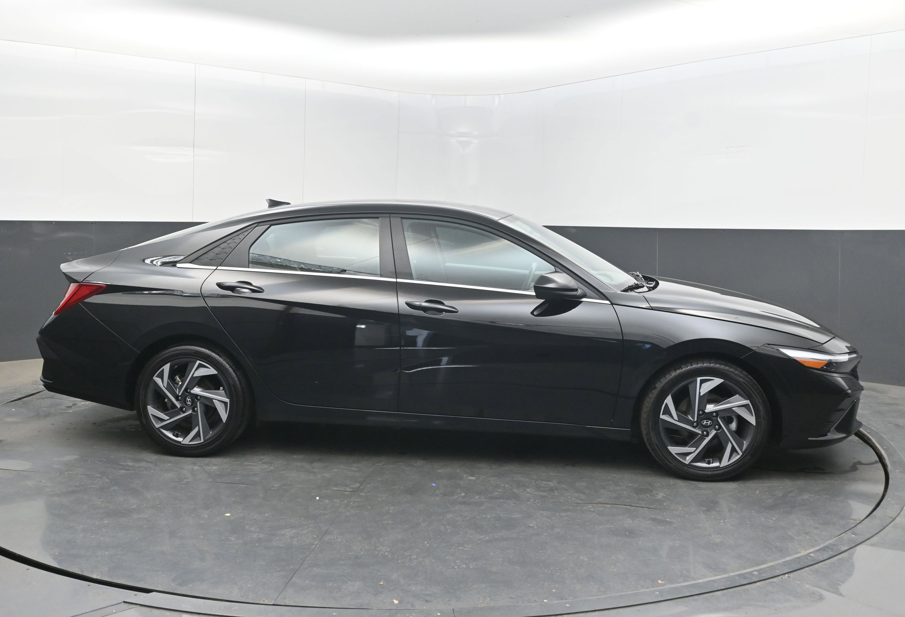 Used 2025 Hyundai Elantra SEL image 10