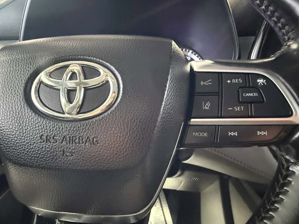 Used 2021 Toyota Highlander LE AWD/4WD image 13