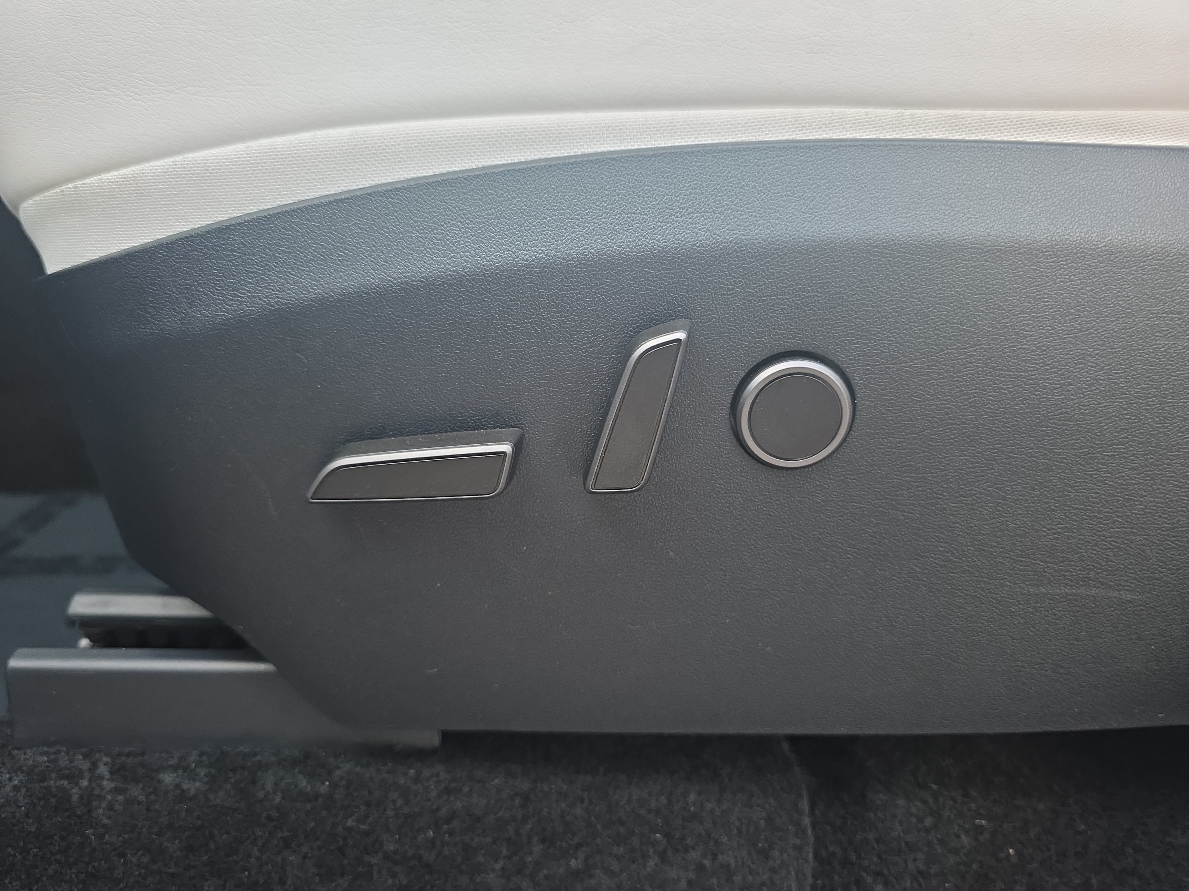 Used 2024 Tesla Model Y Long Range AWD/4WD image 29