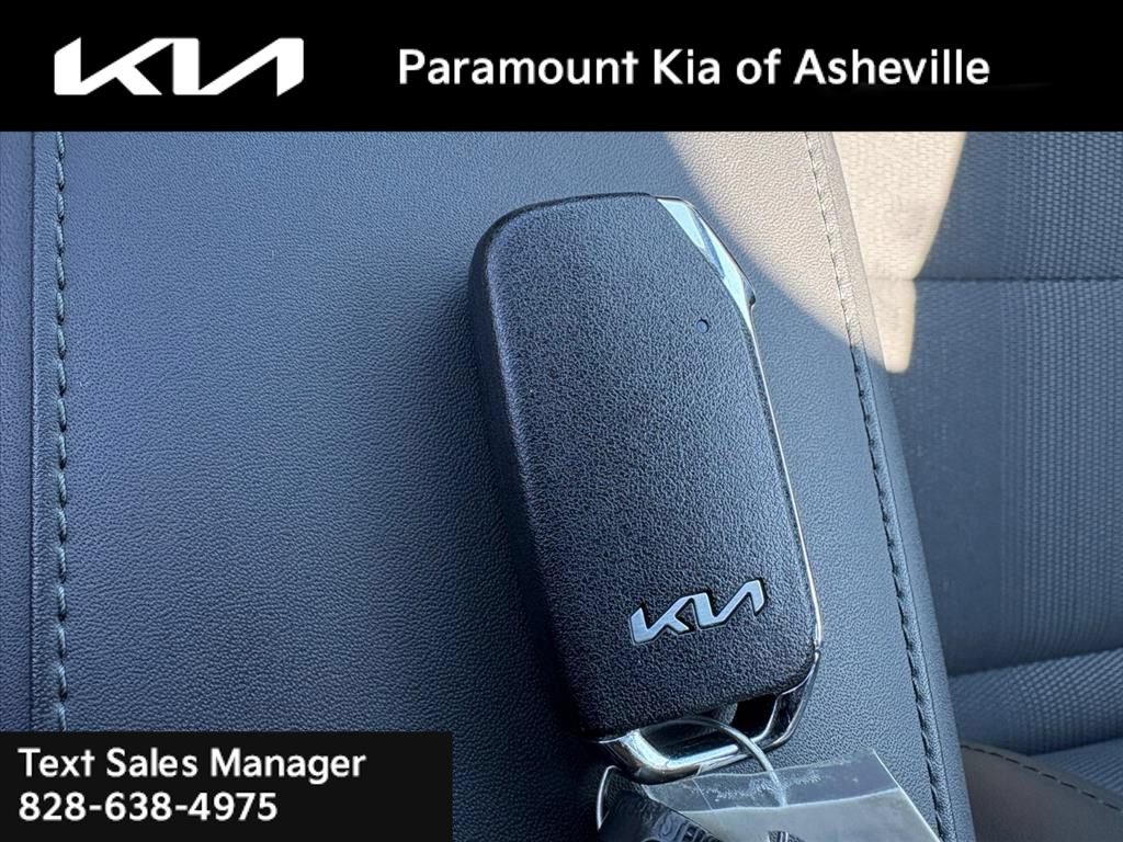 Certified 2025 Kia Niro EX Touring FWD image 28