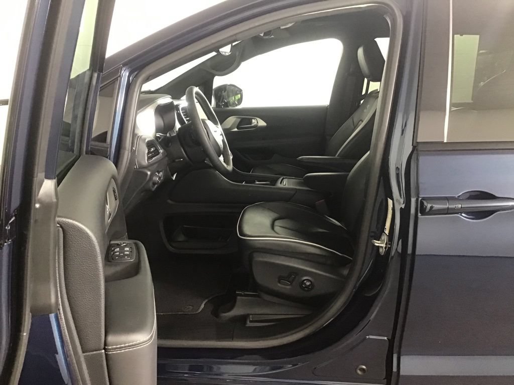 Used 2023 Chrysler Pacifica Limited w/ Uconnect Theater Family Group FWD image 10