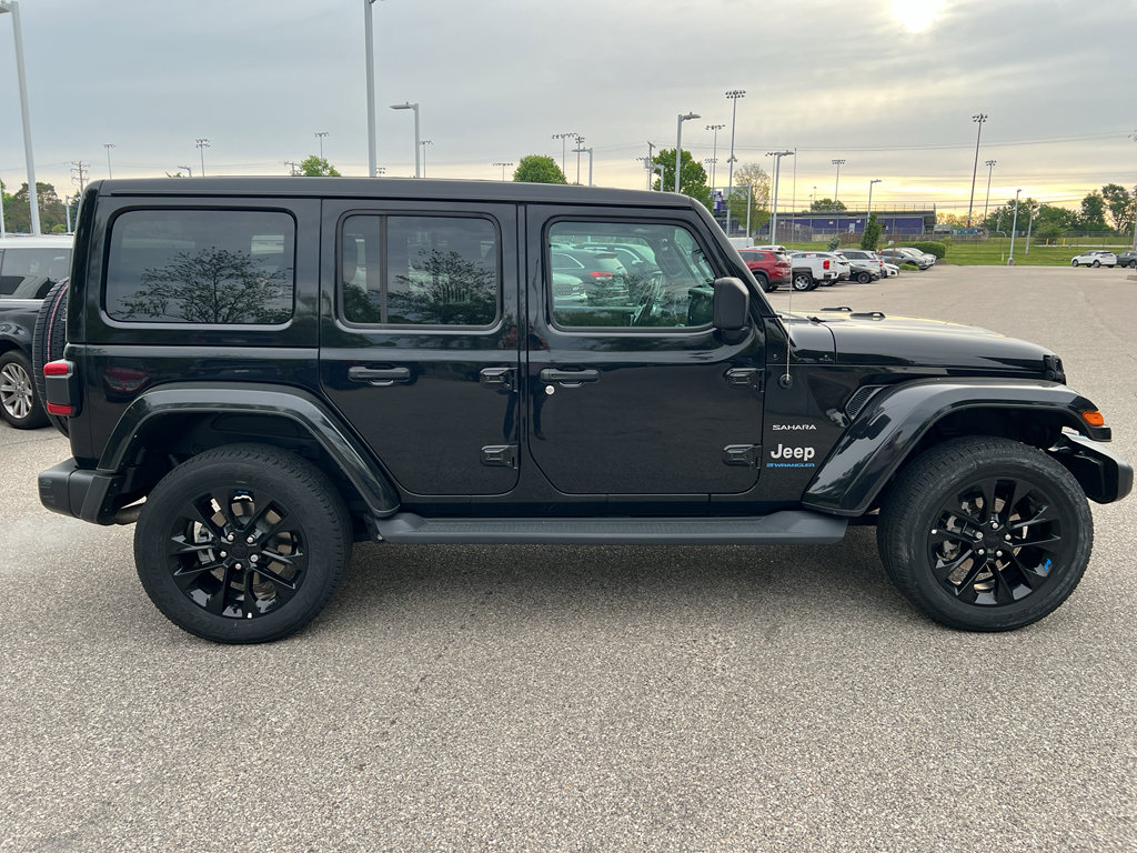 Used 2023 Jeep Wrangler Sahara w/ Cold Weather Group AWD/4WD image 8