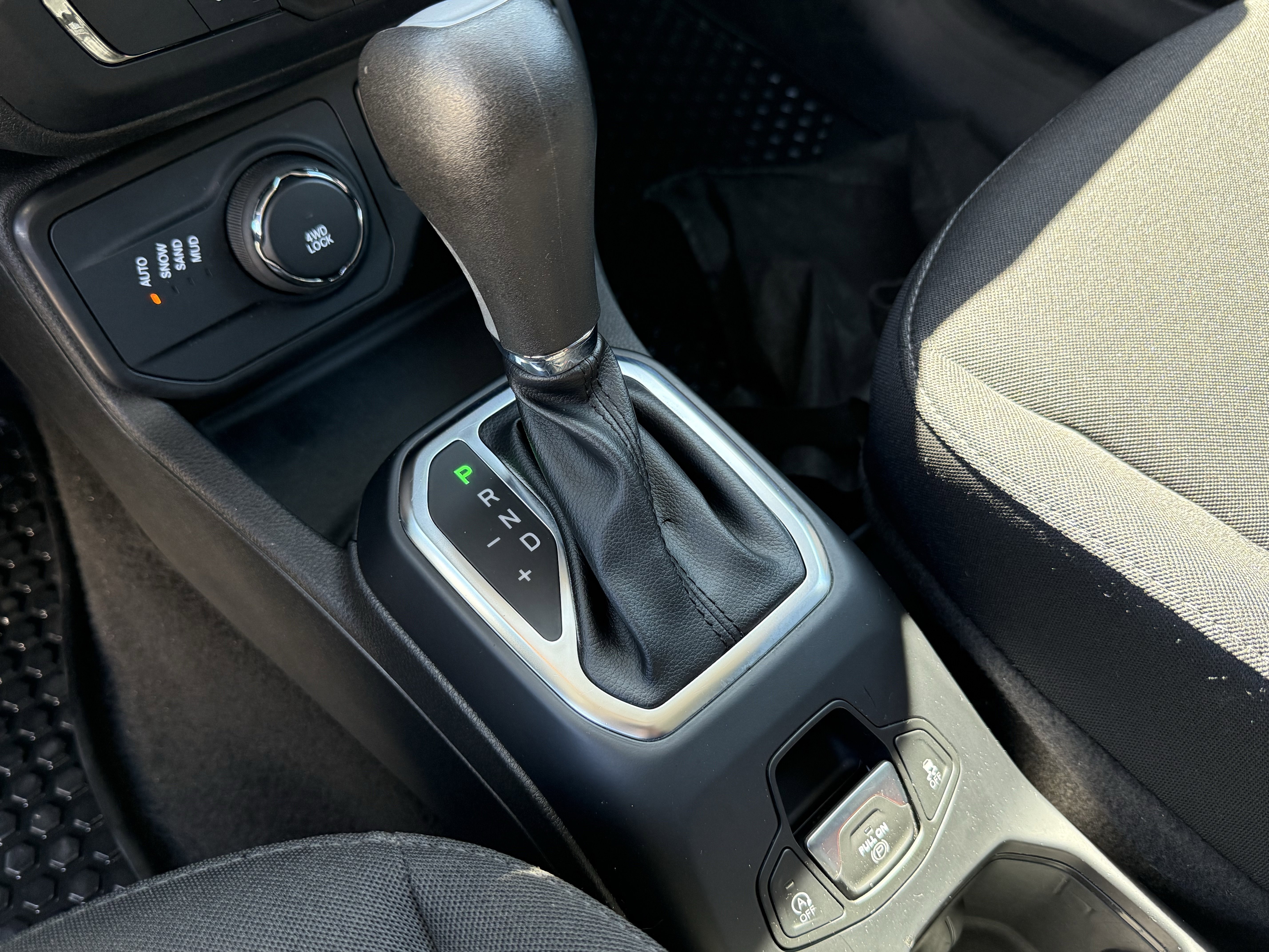 Used 2023 Jeep Renegade Latitude AWD/4WD image 25