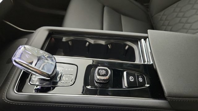 Certified 2025 Volvo XC90 B6 Core w/ Protection Package Premier AWD/4WD image 17