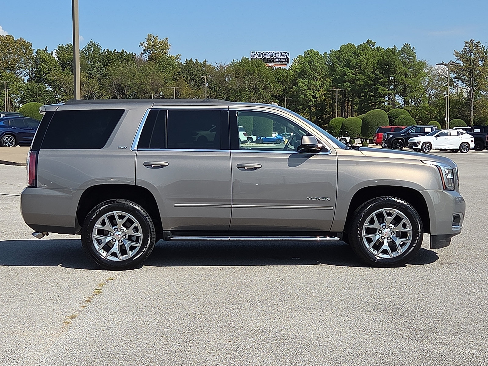 Used 2019 GMC Yukon SLT w/ HD Trailering Package AWD/4WD image 6