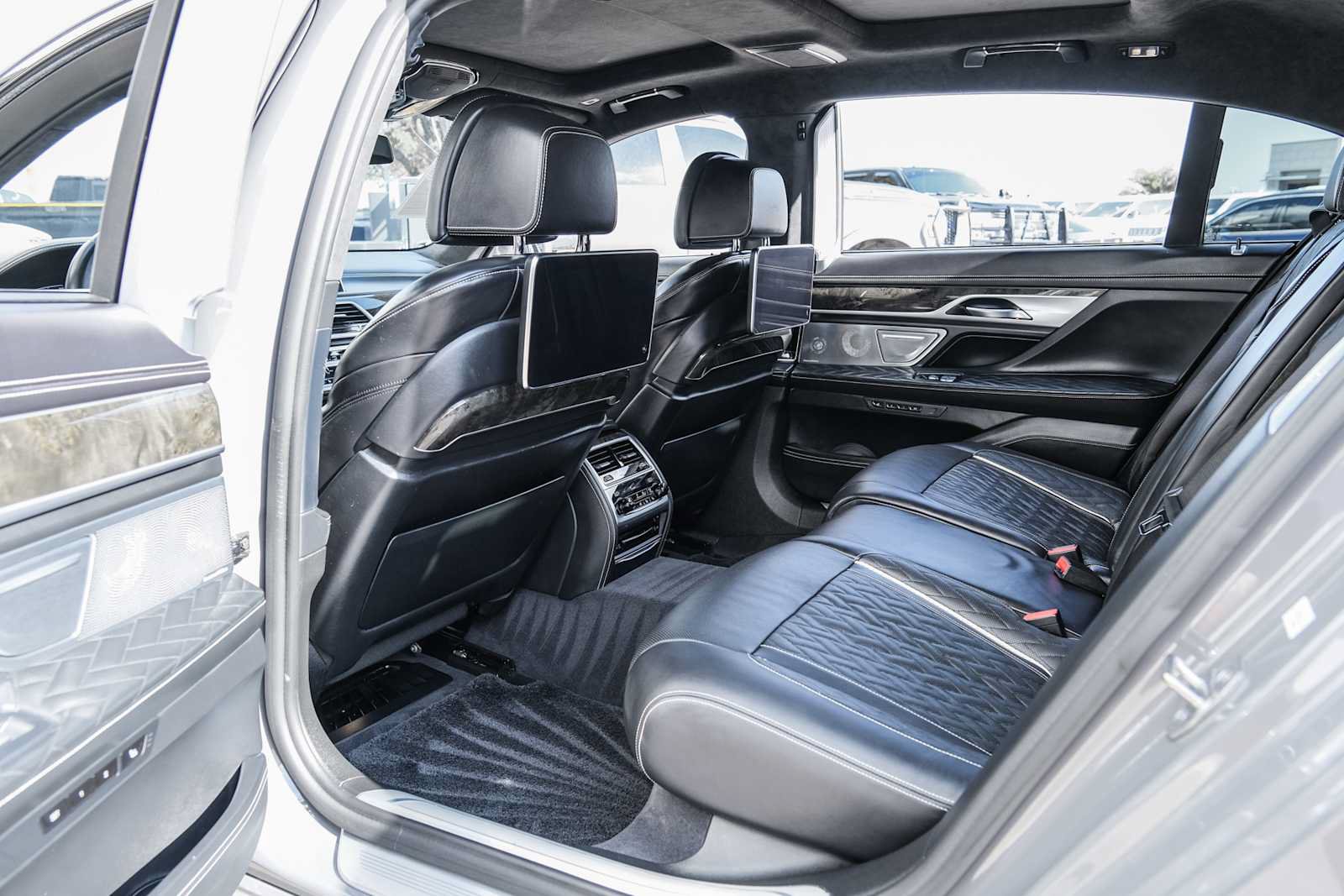 Used 2022 BMW M760i xDrive w/ Luxury Rear Seating Package AWD/4WD image 31