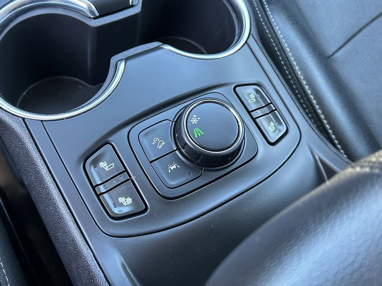 Used 2024 GMC Terrain SLT image 34