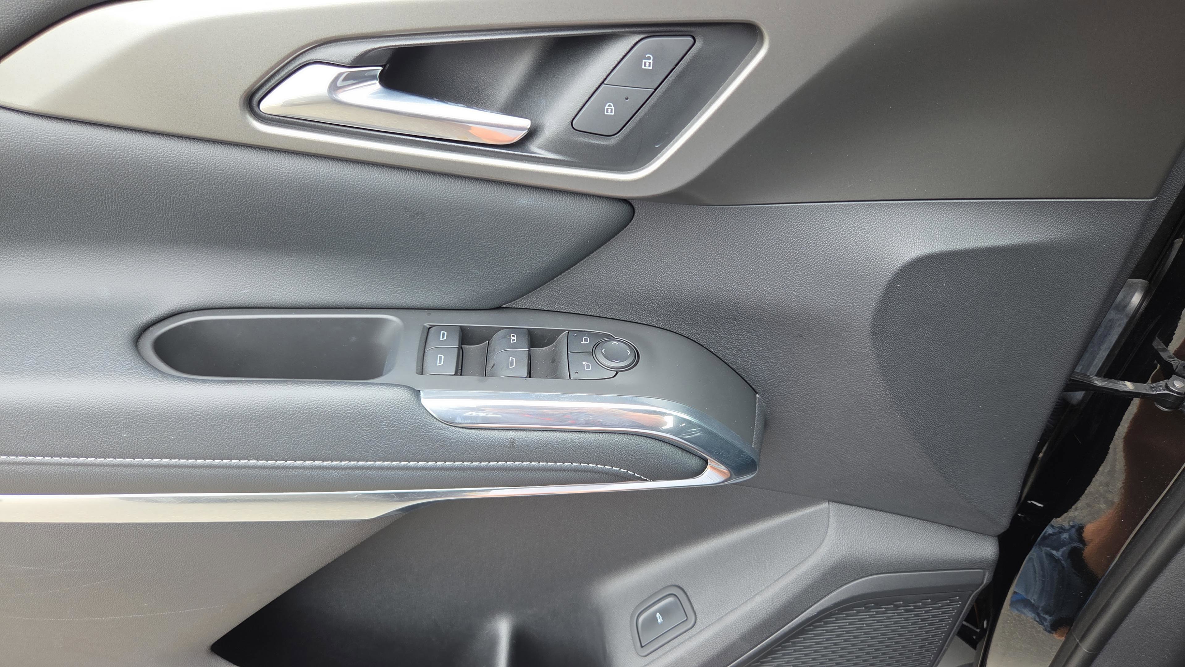 Used 2025 Chevrolet Traverse LT w/ Driver Confidence Package FWD image 26