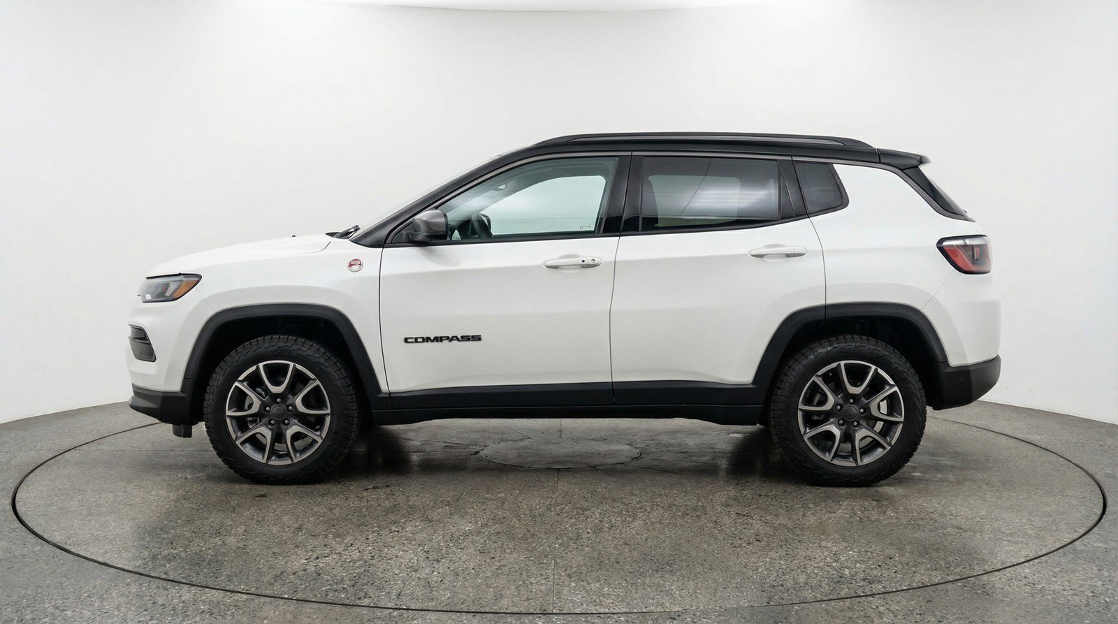 Used 2025 Jeep Compass Trailhawk image 5