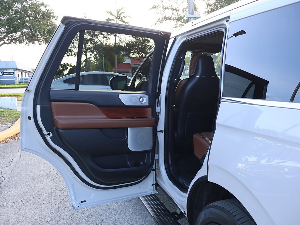 Used 2022 Lincoln Navigator Reserve image 32