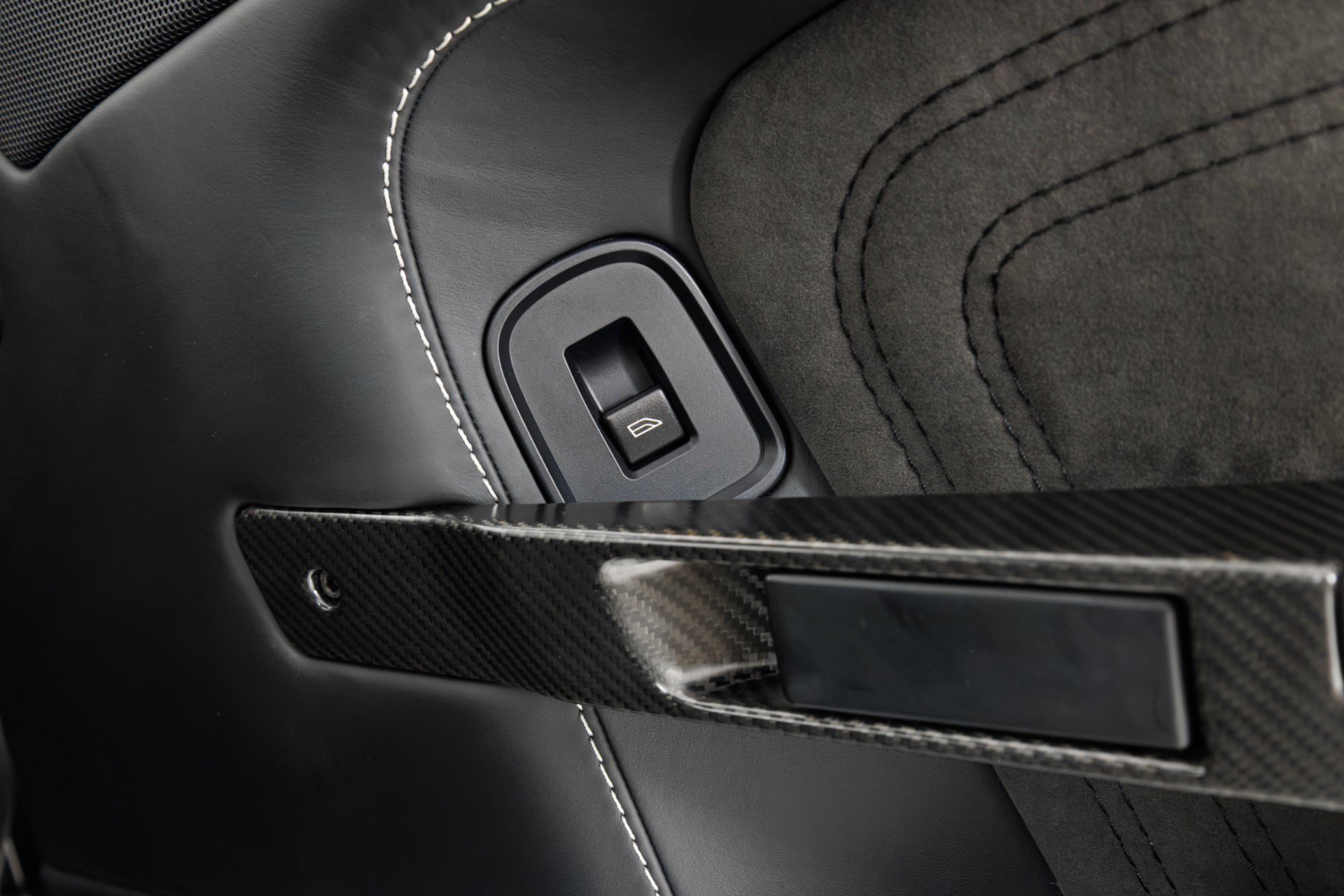 Used 2009 Aston Martin DBS Coupe RWD image 37