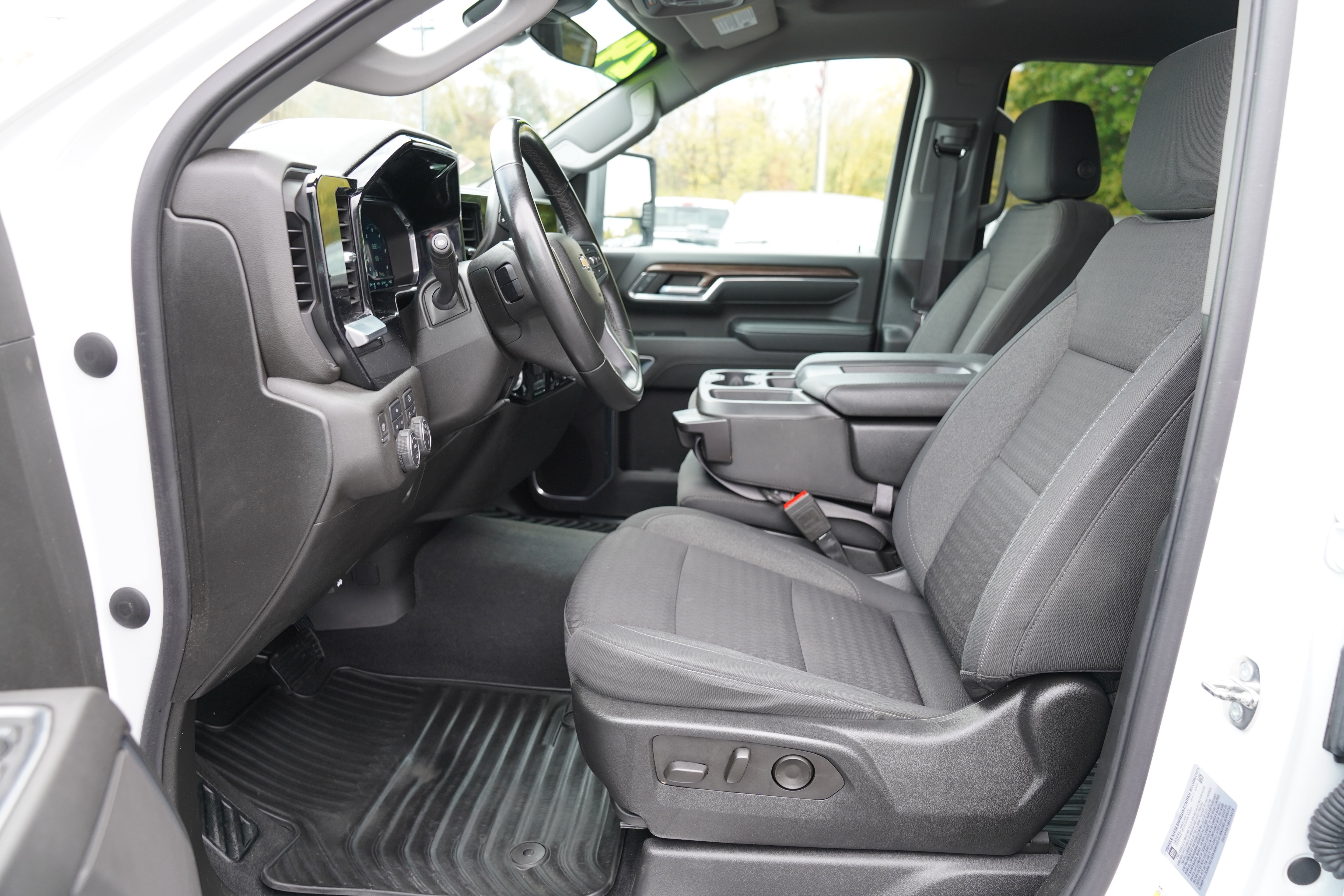 Used 2024 Chevrolet Silverado 2500 LT w/ Convenience Package AWD/4WD image 4