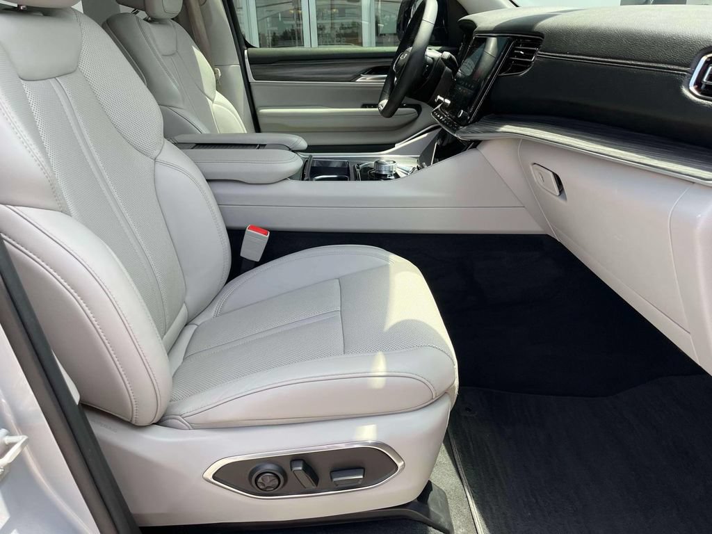 Used 2024 Jeep Wagoneer Series II w/ Flexible Seating Group RWD image 24