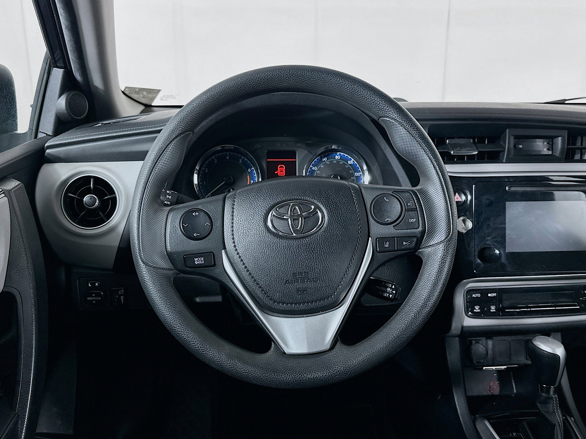 Used 2018 Toyota Corolla LE FWD image 17