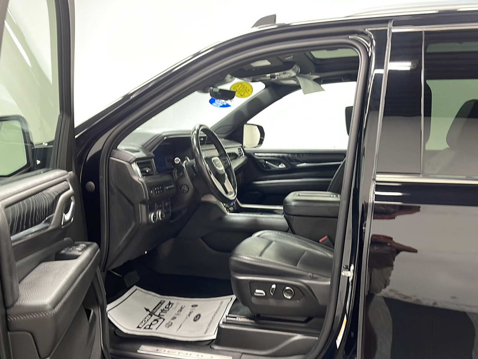 Used 2023 GMC Yukon XL Denali w/ Denali Reserve Package RWD image 2