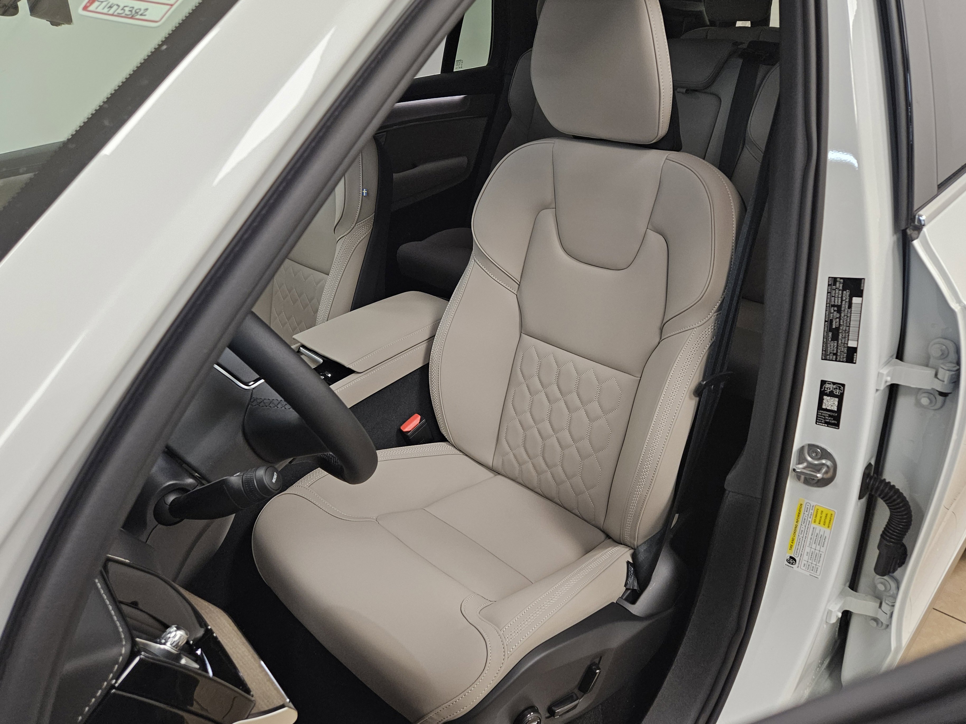 New 2026 Volvo XC90 B6 Plus w/ Protection Package Premier AWD/4WD image 40