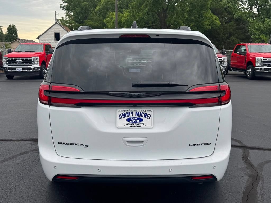 Used 2025 Chrysler Pacifica Limited FWD image 26