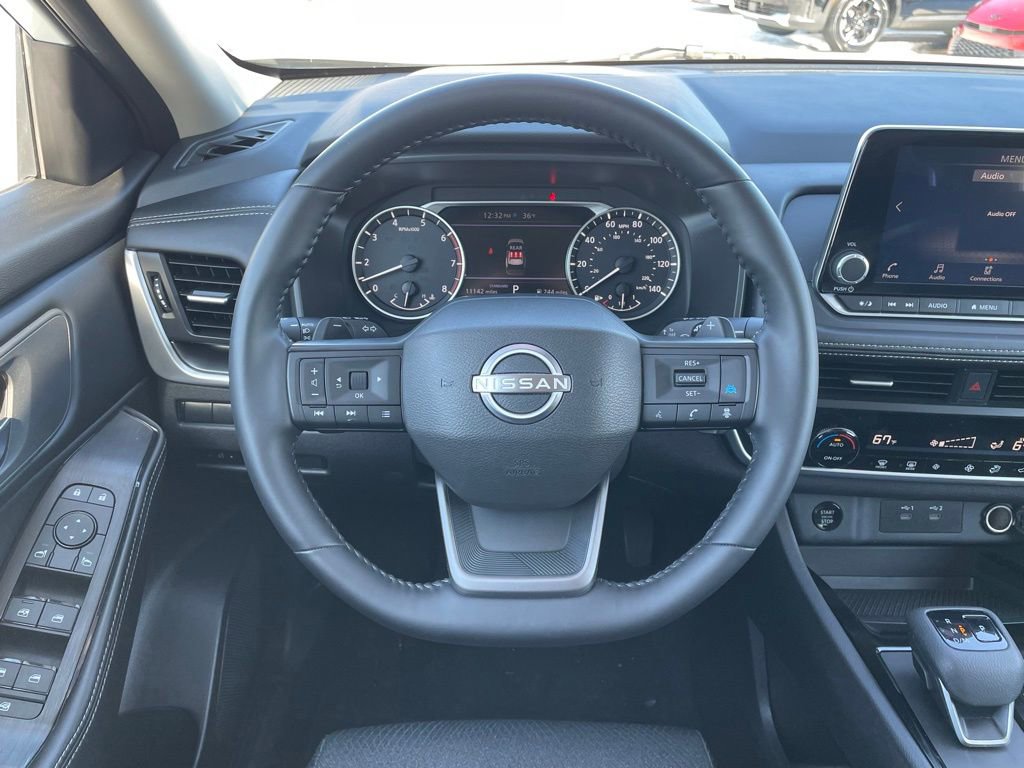 Used 2025 Nissan Rogue SV image 14