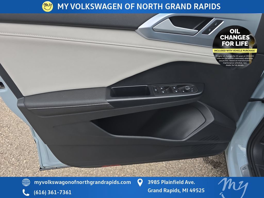 Used 2025 Volkswagen Taos SE w/ Panoramic Sunroof Package AWD/4WD image 11